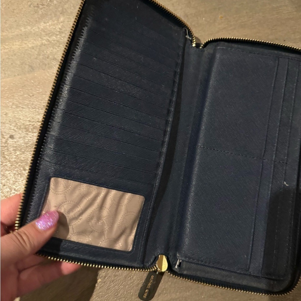 VERY LARGE MICHAEL KORS Jet Set Travel Navy Wallet - Picture 5 of 14